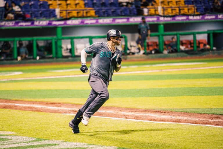 Saraperos viene de atrás y derrota a Dorados de Chihuahua 8-4 para quedarse con la serie