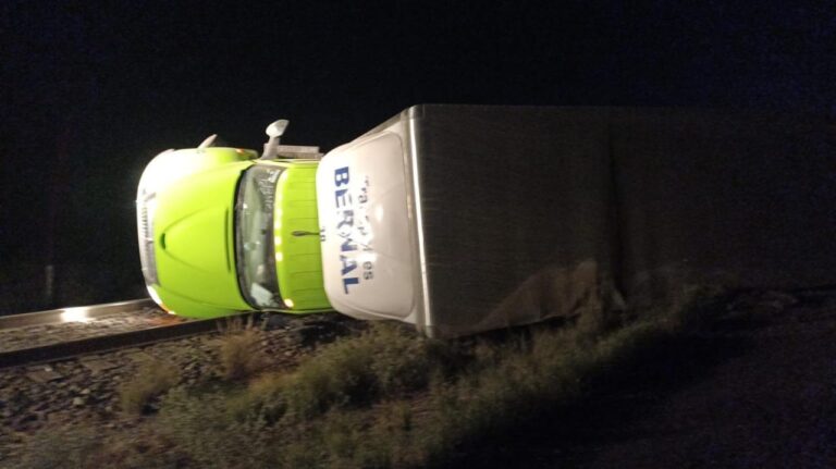 Transporte de carga vuelca por dormitar al volante