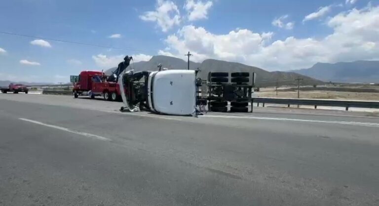 Vuelca en la libre Saltillo-Monterrey