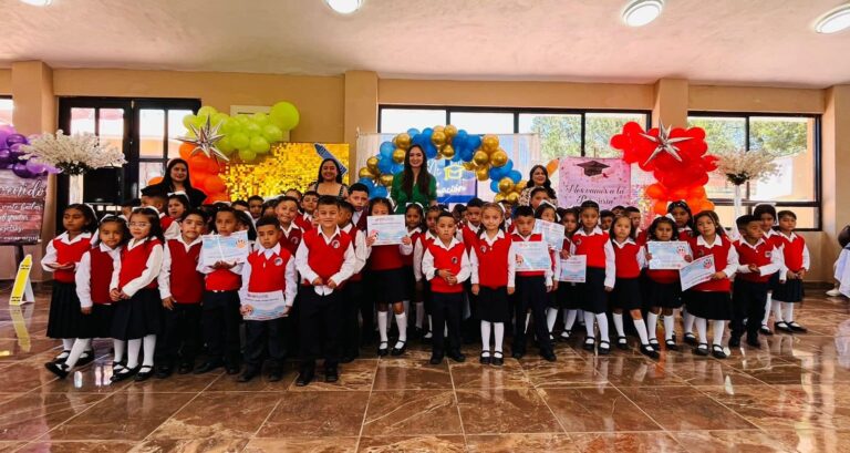 Acompaña Edna Dávalos como madrina graduación del Jardín de Niños Vicente Guerrero de Arteaga