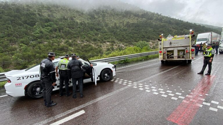 Culpan transportistas a Guardia Nacional de accidente en carretera 57 en Arteaga, donde murieron tres religiosas