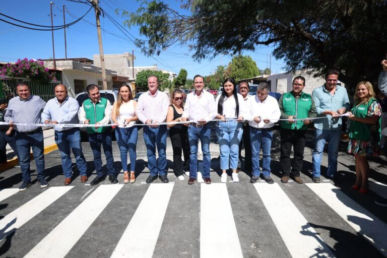 Entrega Manolo obras de pavimentación en Torreón   