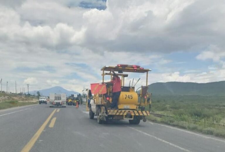 Ante olvido de Federación, le entra Municipio al quite y bachea carretera a Zacatecas