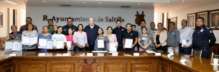 Entrega Chema Fraustro reconocimientos ciudadanos por la seguridad