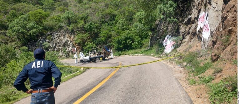 Balean y calcinan a defensor, esposa e hija en Oaxaca