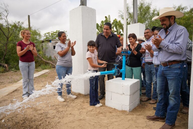 Chema Morales continúa con la entrega de obras en el campo de Ramos Arizpe