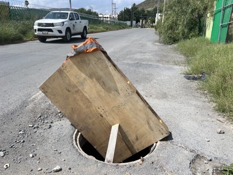 En riesgo conductores que transitan en carretera Los Pinos y bulevar Miguel Ramos Arizpe por falta de alcantarilla 