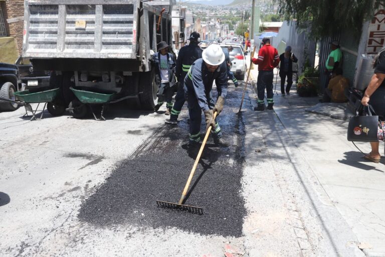 Es permanente la labor de bacheo en Saltillo