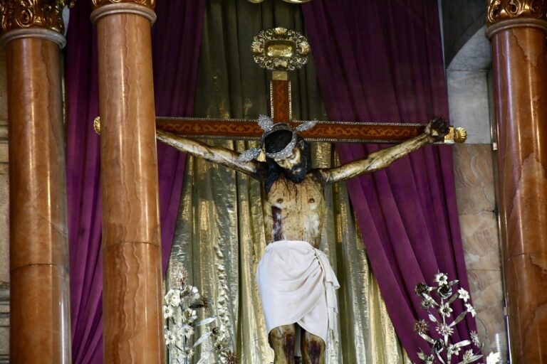 Fieles en Saltillo celebran descenso del Santo Cristo de la Capilla; Da comienzo el novenario 