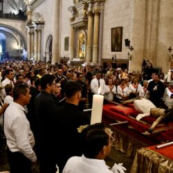 Fieles en Saltillo celebran descenso del Santo Cristo de la Capilla; Da comienzo el novenario 13