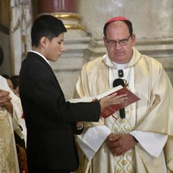 Fieles en Saltillo celebran descenso del Santo Cristo de la Capilla; Da comienzo el novenario 5