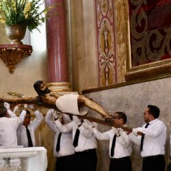 Fieles en Saltillo celebran descenso del Santo Cristo de la Capilla; Da comienzo el novenario 8