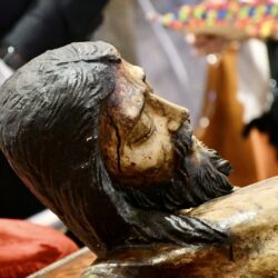 Fieles en Saltillo celebran descenso del Santo Cristo de la Capilla; Da comienzo el novenario 9