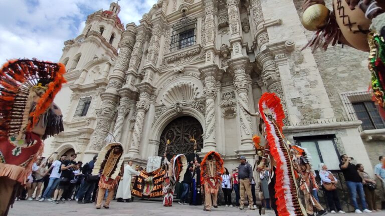 Inundan matlachines con su danza las calles del Centro Histórico de Saltillo