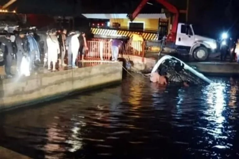 Mueren 7 jóvenes al caer vehículo al río en Coatzacoalcos