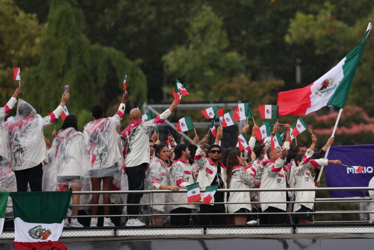 Desfila la Delegación Mexicana por el río Sena en París 2024