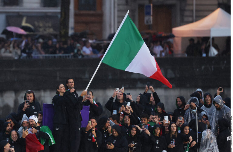 Pierde abanderado italiano su anillo en inauguración de JO