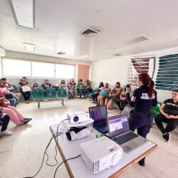 Policías de Ramos Arizpe concientizan sobre la violencia contra las mujeres entre derechohabientes del IMSS5