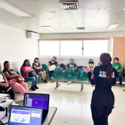 Policías de Ramos Arizpe concientizan sobre la violencia contra las mujeres entre derechohabientes del IMSS7