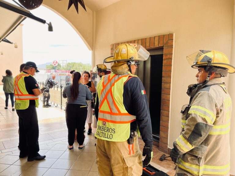 Rescata Protección Civil y Bomberos de Saltillo a personas atrapadas en elevador