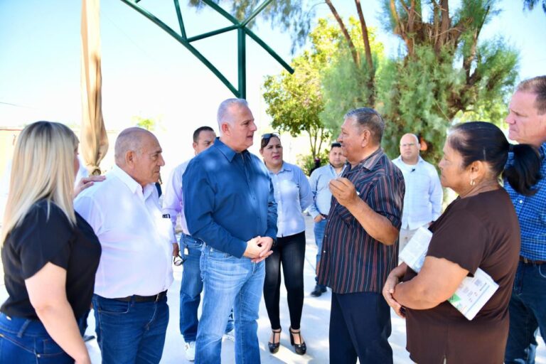 Román Cepeda supervisa la construcción de techumbre en el ejido Santa Fe en Torreón