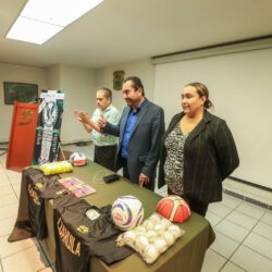 UTC entrega uniformes a estudiantes que participarán en encuentro deportivo-cultural de universidades tecnológicas 10