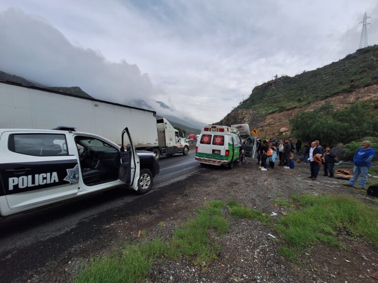 Atiende de nuevo PC y Policía de Arteaga accidente en Carretera 57