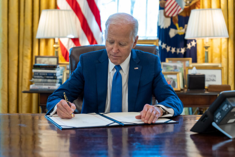 Biden continuará en la carrera presidencial, pese a la opinión de sus copartidarios