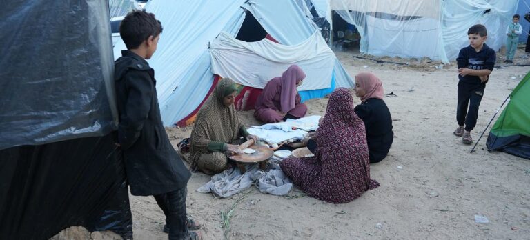 Cientos de miles de desplazados en Gaza por la nueva escalada en Jan Yunis