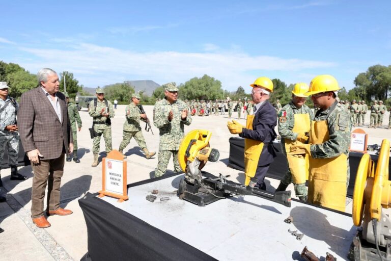 Contribuye población a la seguridad con entrega de armas