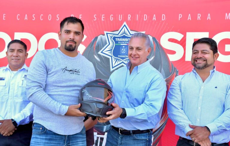 El alcalde Román Cepeda González entrega cascos a 250 motociclistas de Torreón