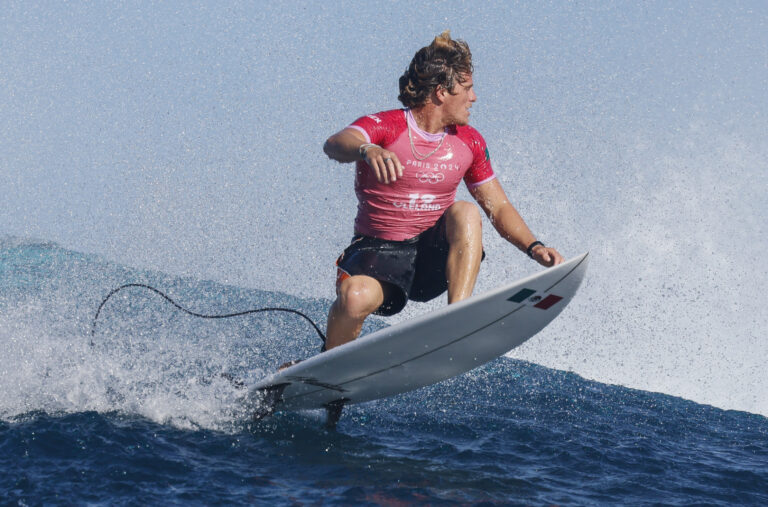 El mexicano Alan Cleland no logra avanzar a los Cuartos de Final en surf en París 2024