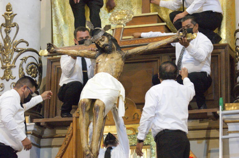 Es un milagro que la imagen del Santo Cristo se siga conservando casi intacta: INAH 