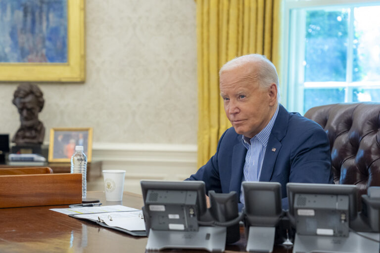 Las donaciones a la campaña de Biden sufren un desastroso descenso