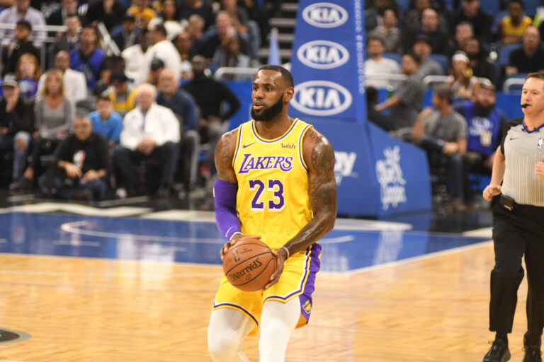 LeBron James firma contrato millonario con Los Angeles Lakers, jugará junto a su hijo