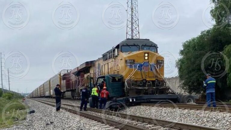 ¡Por ir en el celular! se lo lleva el tren en Ramos Arizpe