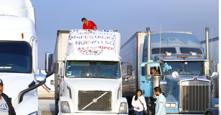 Protesta de transportistas contra extorsiones en NL genera caos en la autopista Saltillo-Monterrey