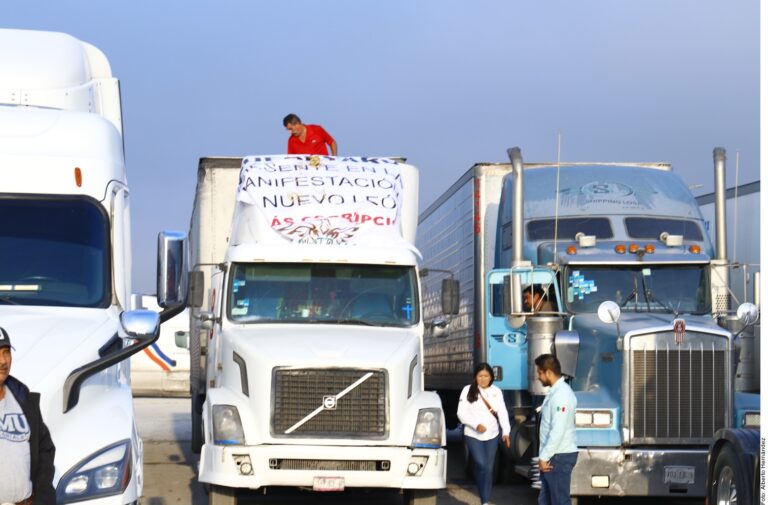 Protestan transportistas con caravana en la carretera y autopista Saltillo – Monterrey