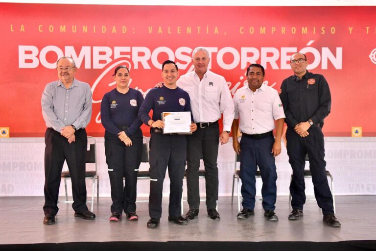 Reconoce Román Cepeda a 32 voluntarios graduados de las Academias de Protección Civil y Bomberos de Torreón