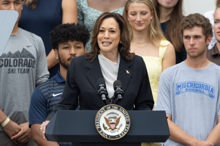 Récord: recauda Kamala Harris 81 millones de dólares en un día