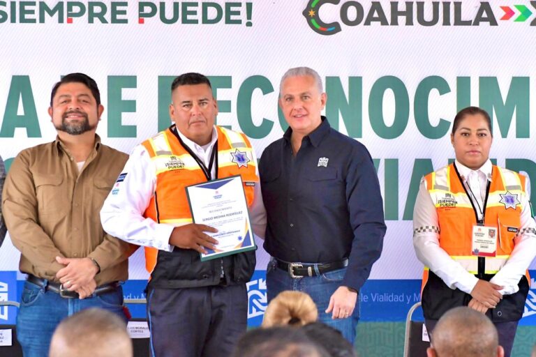 Román Cepeda reconoce a 54 elementos de Vialidad de Torreón por su labor social, actos heroicos y profesionalización