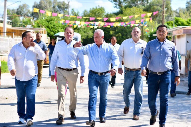 Román Cepeda supervisa obras en el ejido La Paz, en Torreón