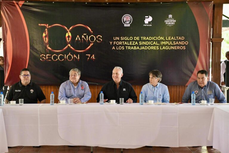 Román Cepeda felicita por sus 100 años al Sindicato Nacional Minero Metalúrgico Frente, Sección 74 de Industrias Peñoles