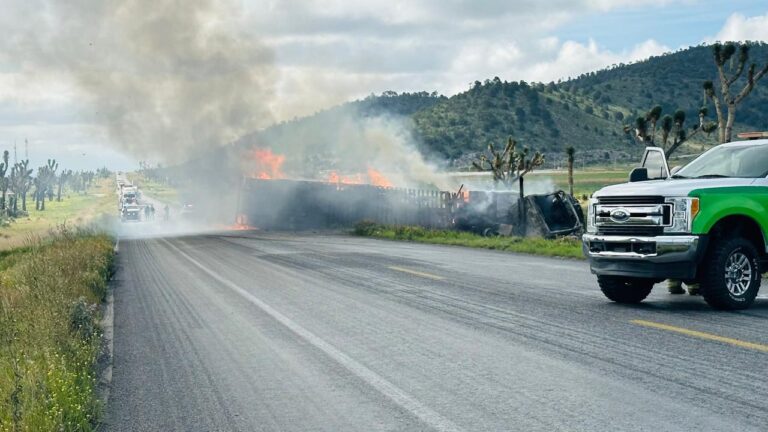 Vuelca y se incendia en la carretera 57