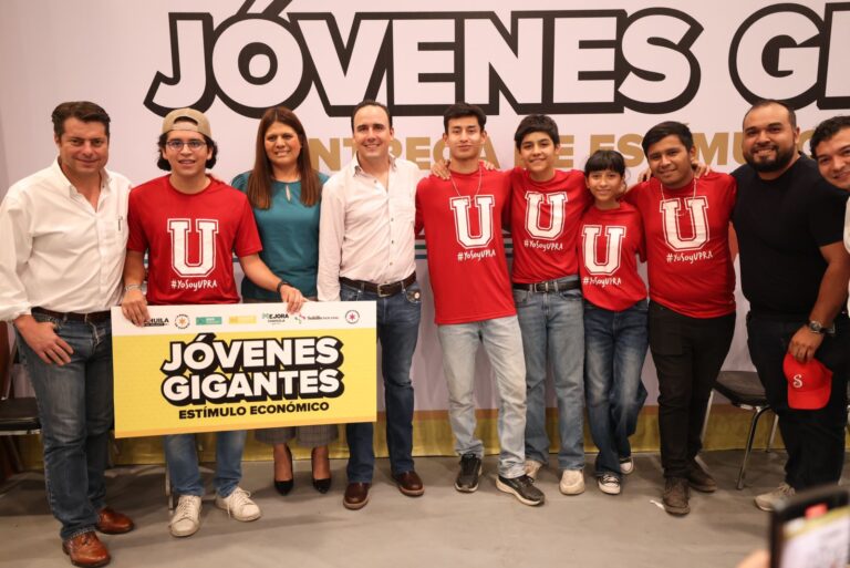 Entrega Manolo estímulos económicos del programa “Jóvenes Gigantes 2024”