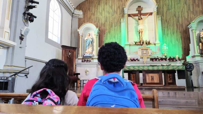 Bendicen a estudiantes de Saltillo para su regreso a clases