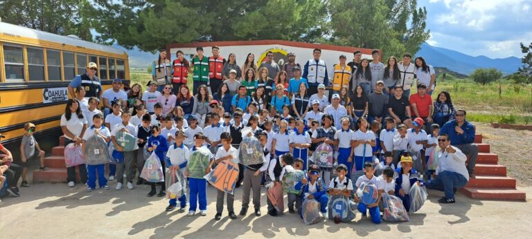 Beneficia UA de C a más de 350 alumnos de Ejido Agua Nueva con donación de mochilas 