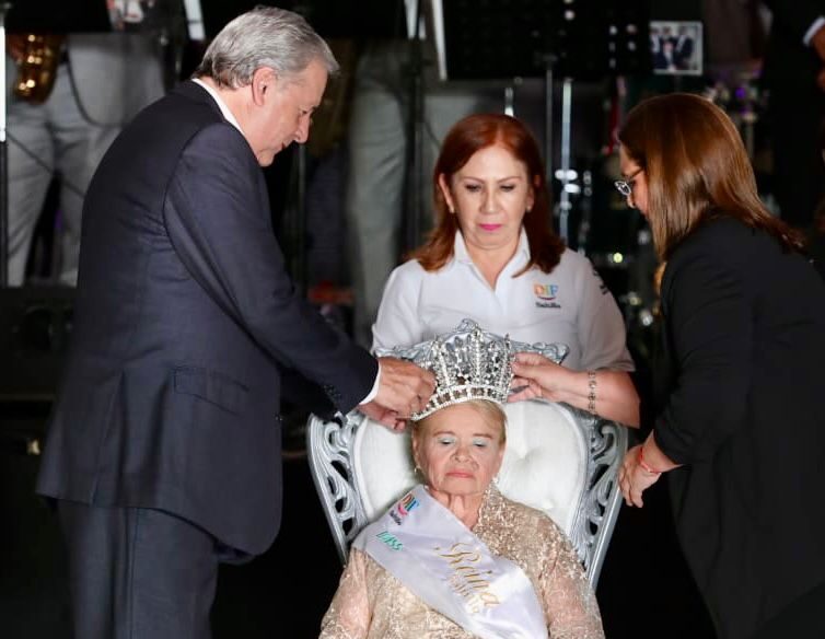 Coronan Alcalde y DIF Saltillo a reina de adultos mayores