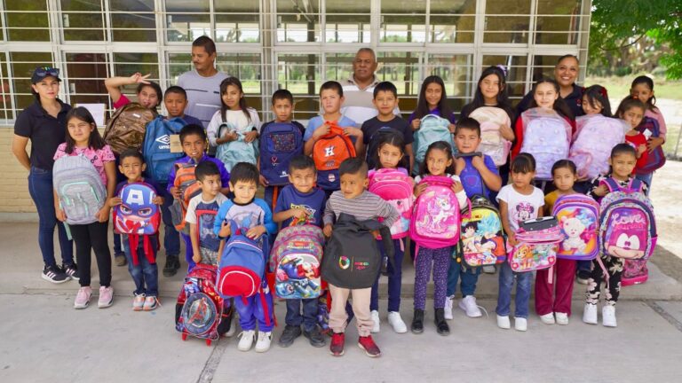 Entrega DIF Saltillo mochilas y útiles escolares