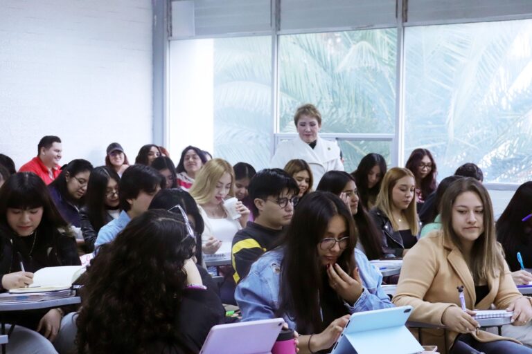 Jóvenes postergan transición a la adultez